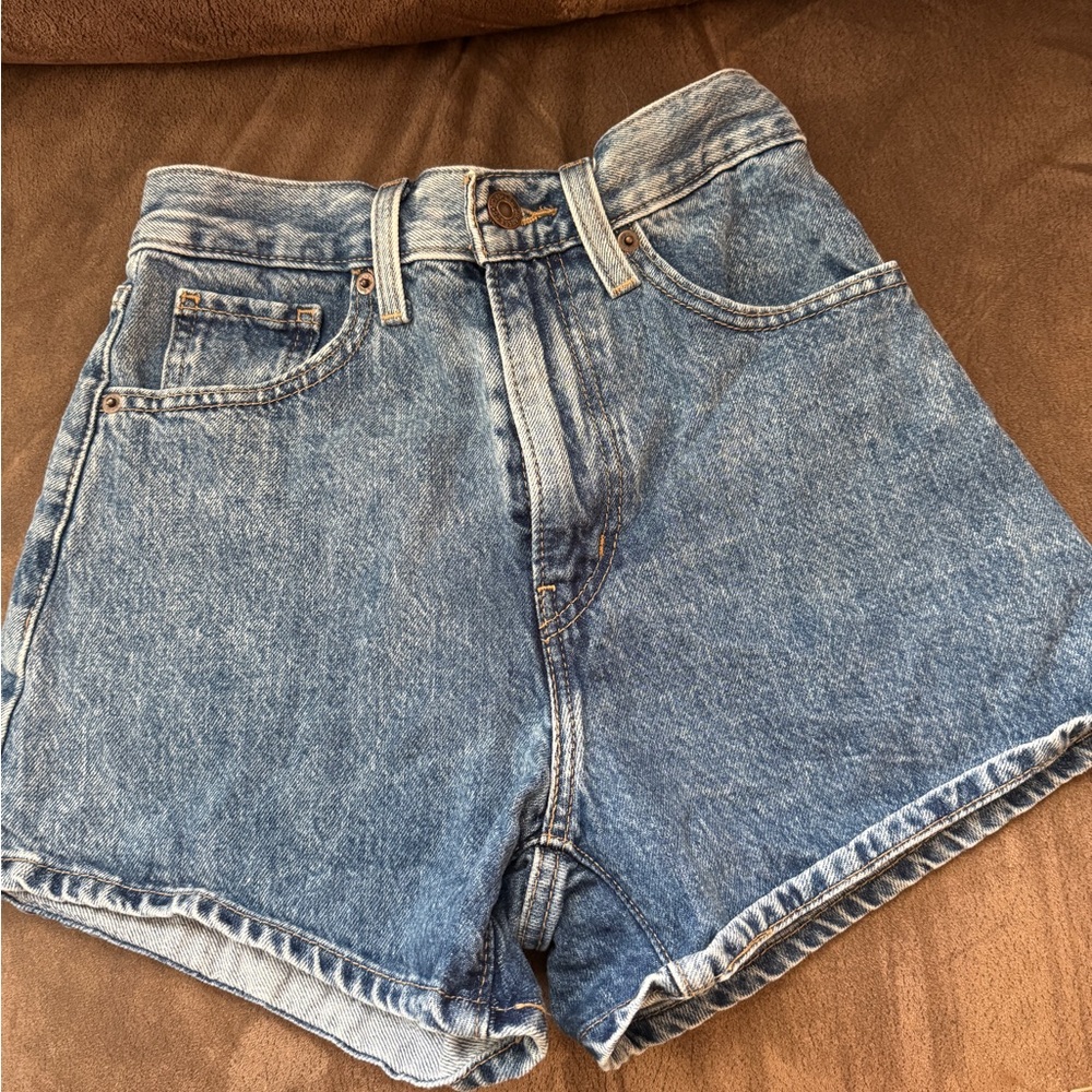 Levi’s High-Waisted momJean Shorts
